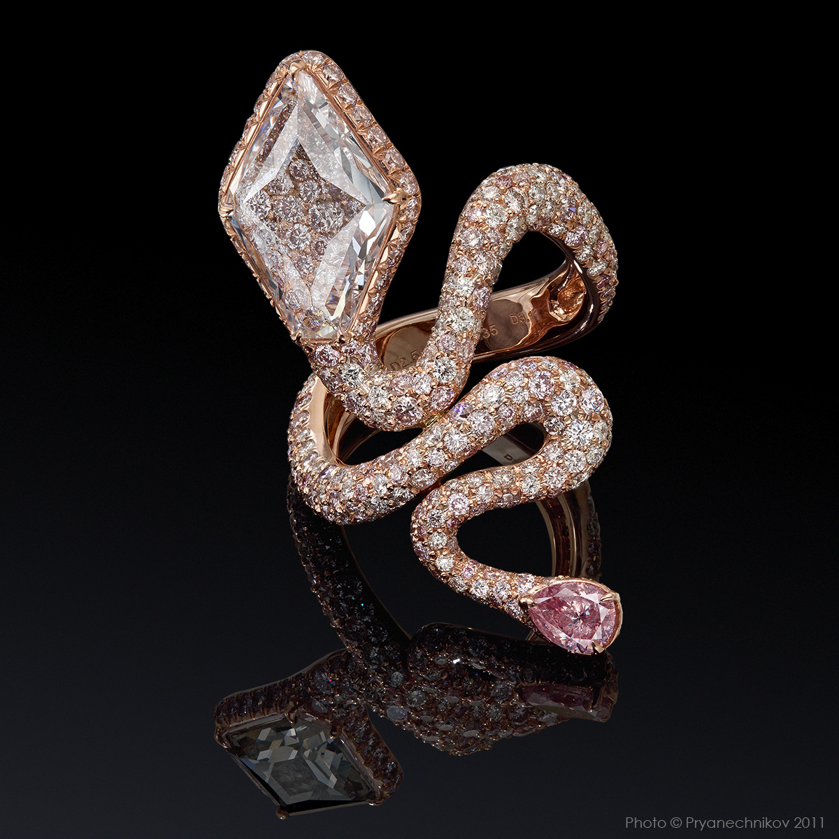 Рекламное фото ювелирных изделий с бриллиантами и драгоценными камнями
