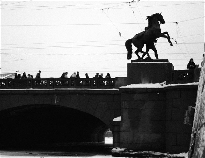 конь