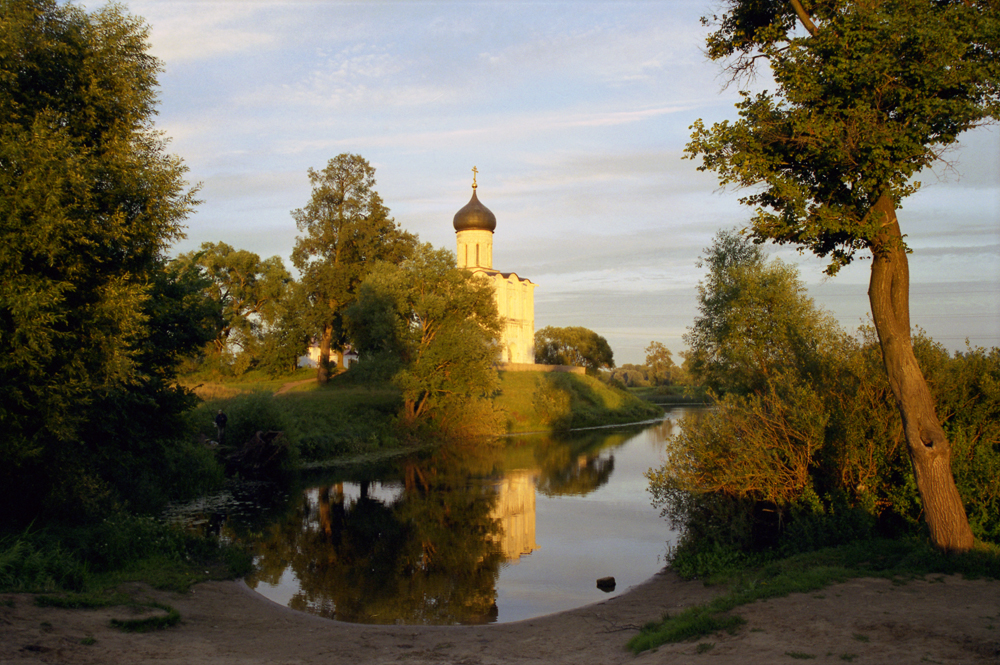 Вечер у храма Покрова