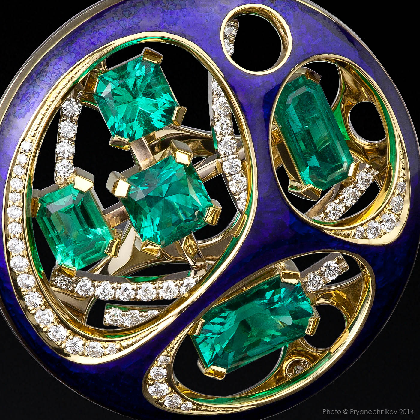 Фото ювелирных изделий с драгоценными камнями, бриллиантами и эмалью 