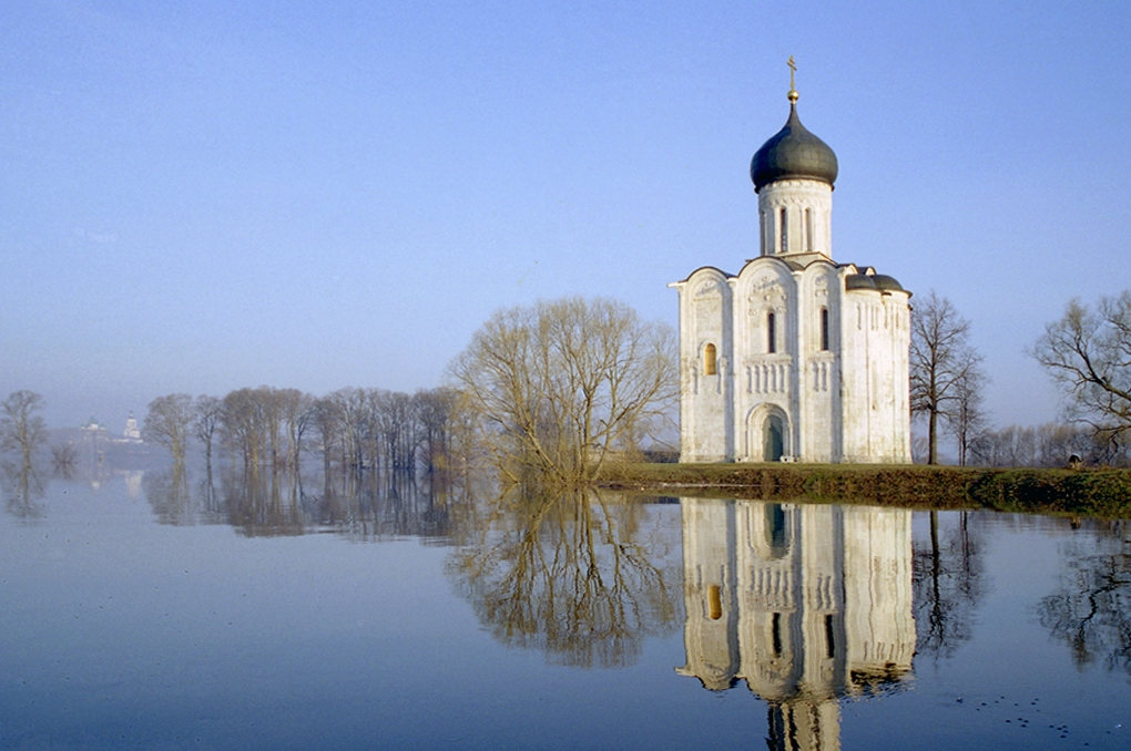 Рассвет на полной воде