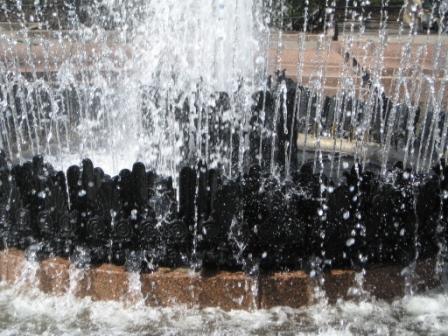 Движение воды фонтана