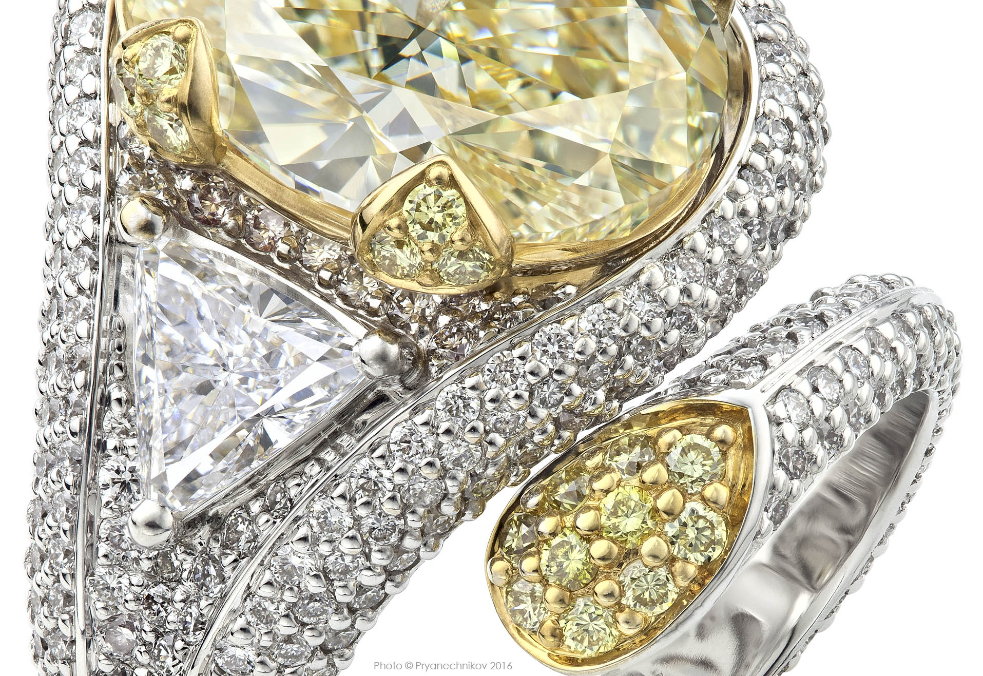 Рекламное фото ювелирных изделий с драгоценными камнями и бриллиантами