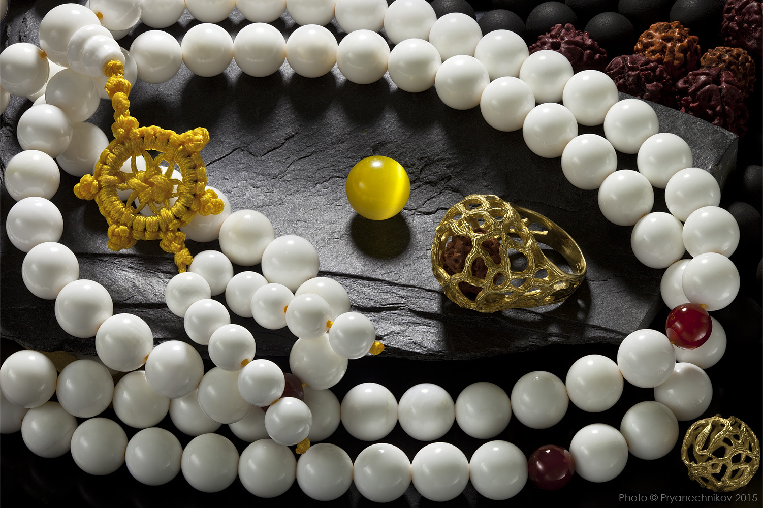 Рекламное фото ювелирных изделий драгоценных камней предметки