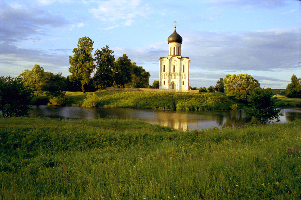 Возле церкви Покрова на Нерли