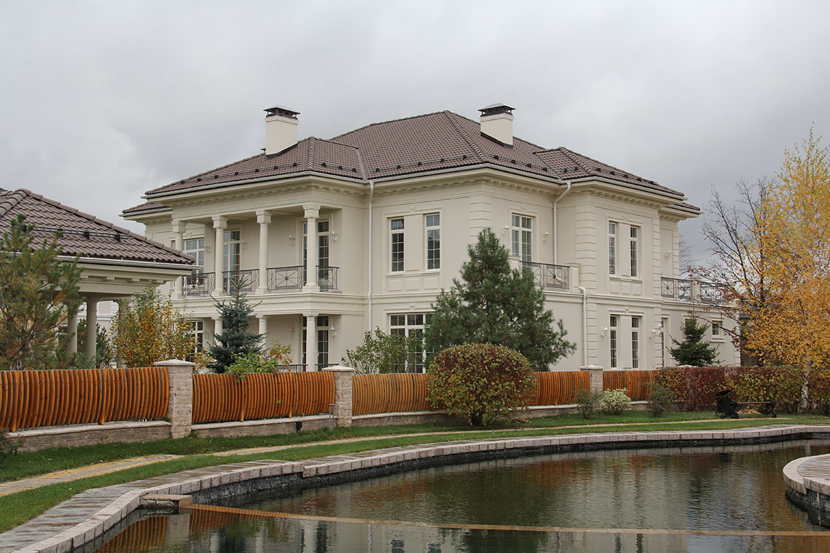  2  дома в классическом стиле