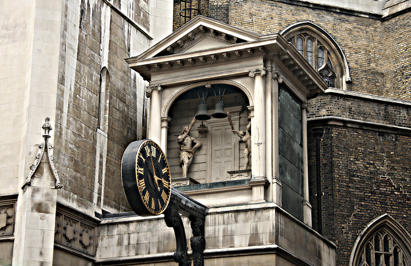 Часы на здании Юстиции.Лондон