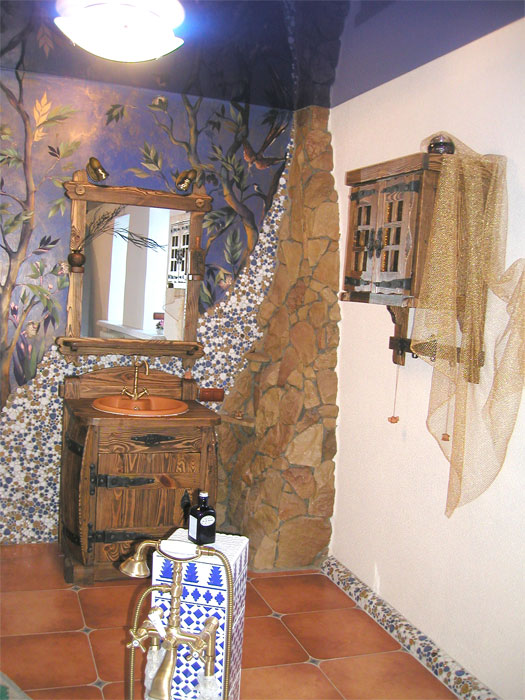 дизайн ванной комнаты с элементами ручной росписи