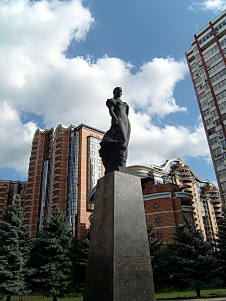 Киев. Памятник Лесе Украинке