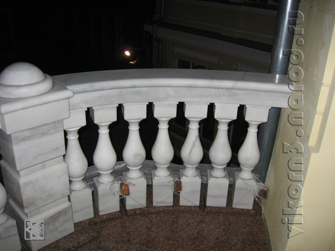 Парапет балкона из мрамора