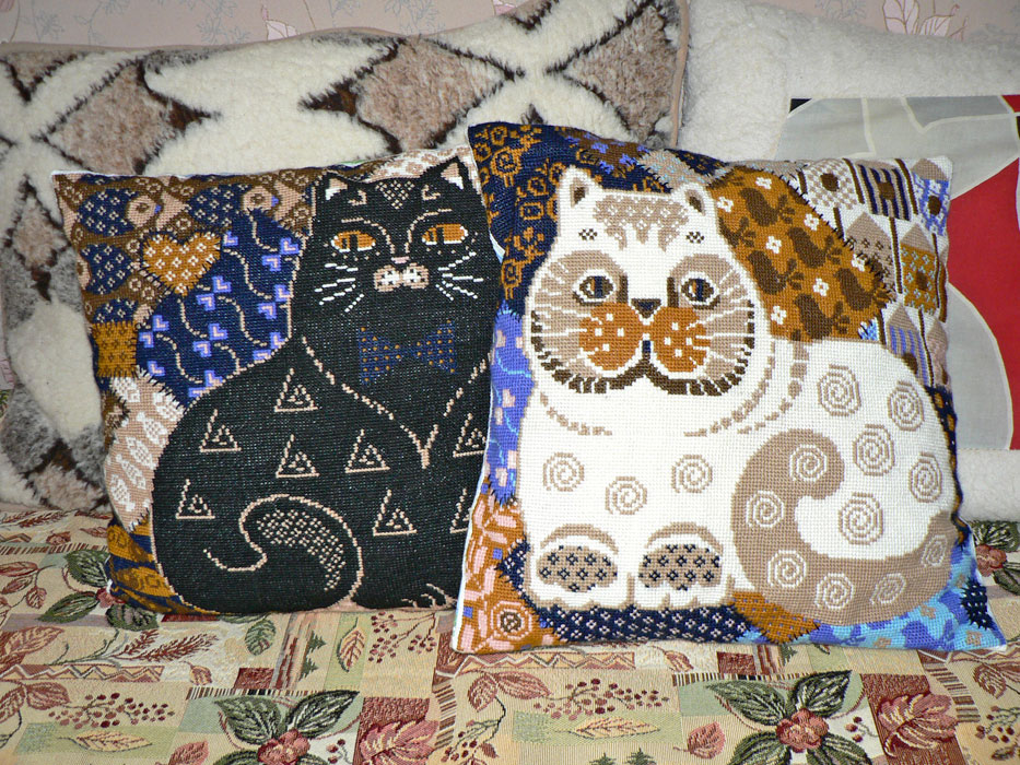 Кошки. Декоративные подушки с вышивкой крестиком.