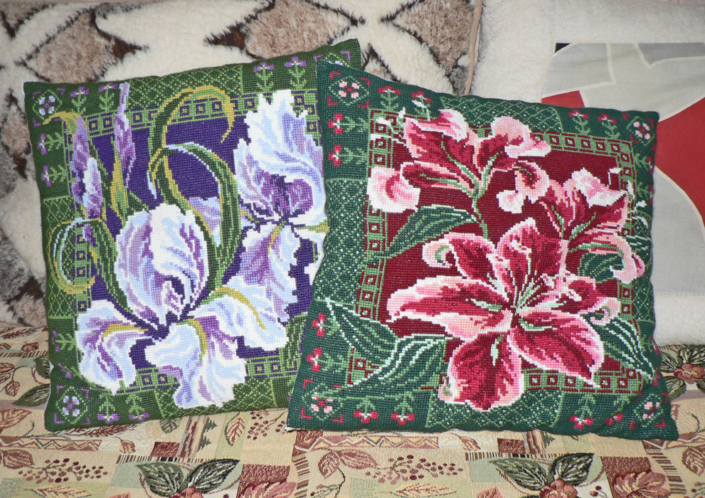 Цветы на зелёном. Декоративные подушки с вышивкой