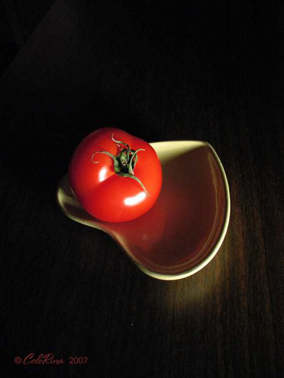 Натюрморт с помидором