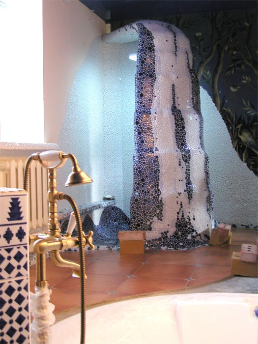 дизайн ванной комнаты с элементами ручной росписи