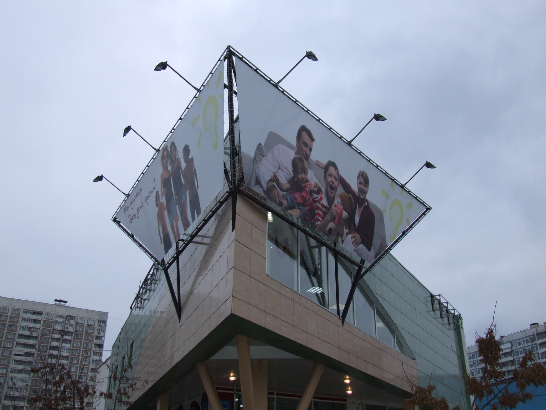 Рекламные баннеры на фасаде магазина BannerDay