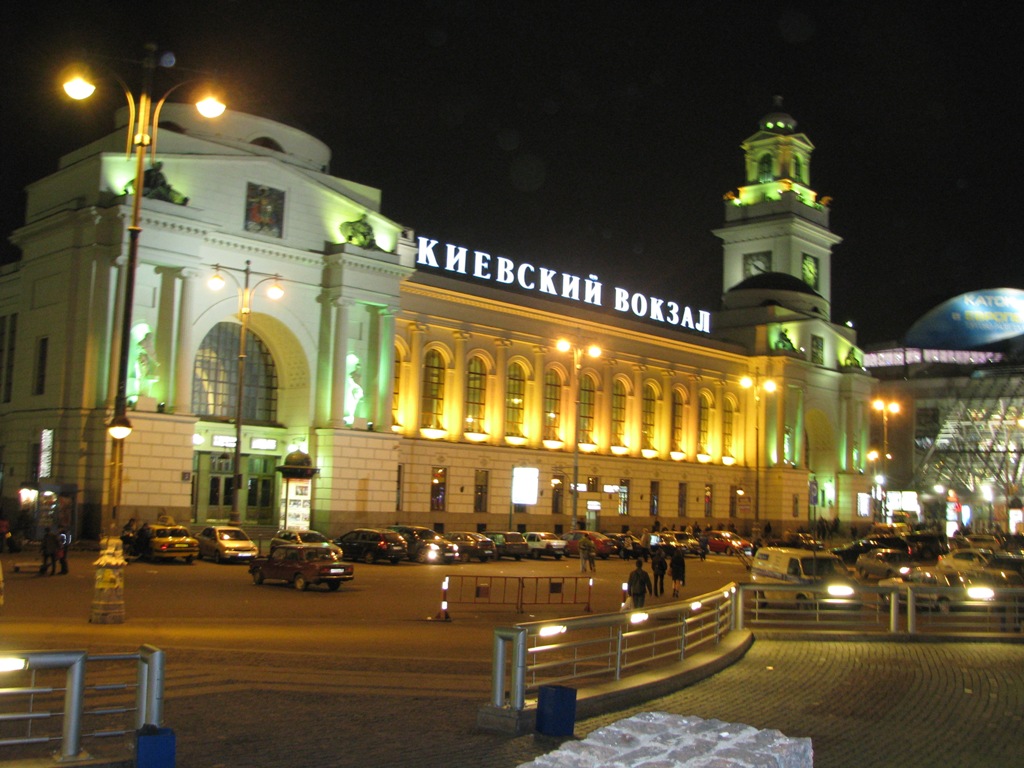 Киевский вокзал в Москве ночью