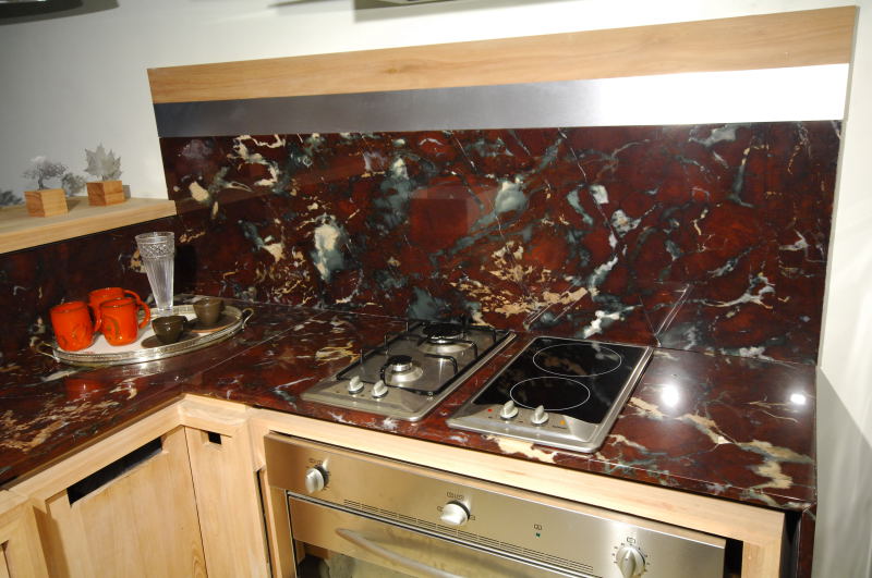 Кухонная столешница с подклейками из красного кварцита.
